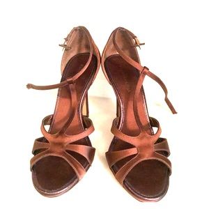 BCBG MAXAZRIA t sandals heels satin brown 6 EUC